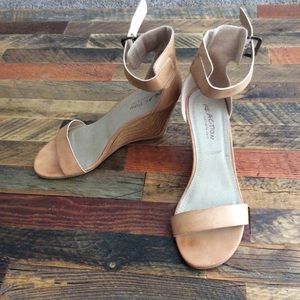 Kenneth Cole wedge sandals. Size 8
